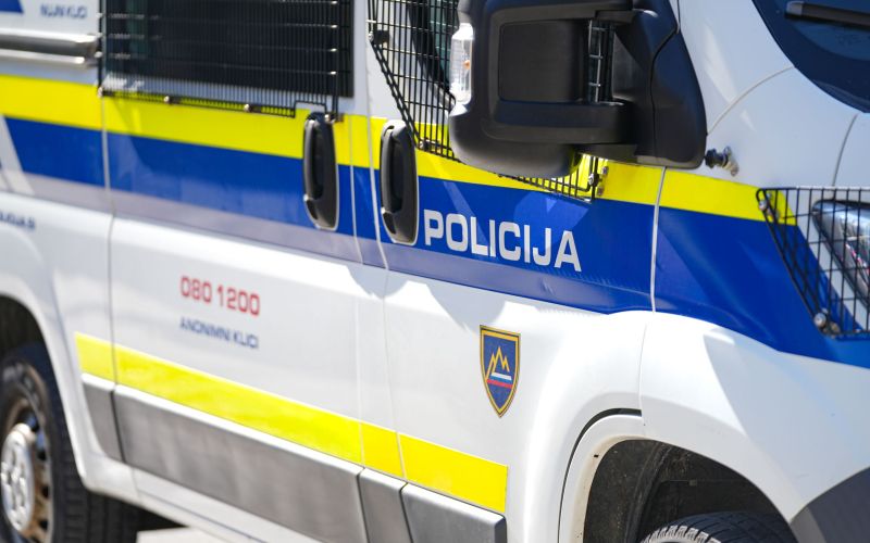 policijsko vozilo, slovenska policija.jpg