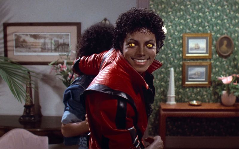 Michael Jackson v znamenitem rdečem suknjiču iz videospota Thriller, ki je leta 1983 spremenil zgodo