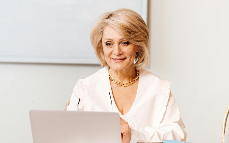 starejša ženska se izobražuje