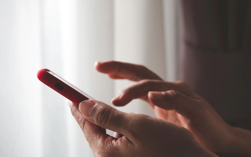 roka in mobilni telefon, mobilni telefon v roki