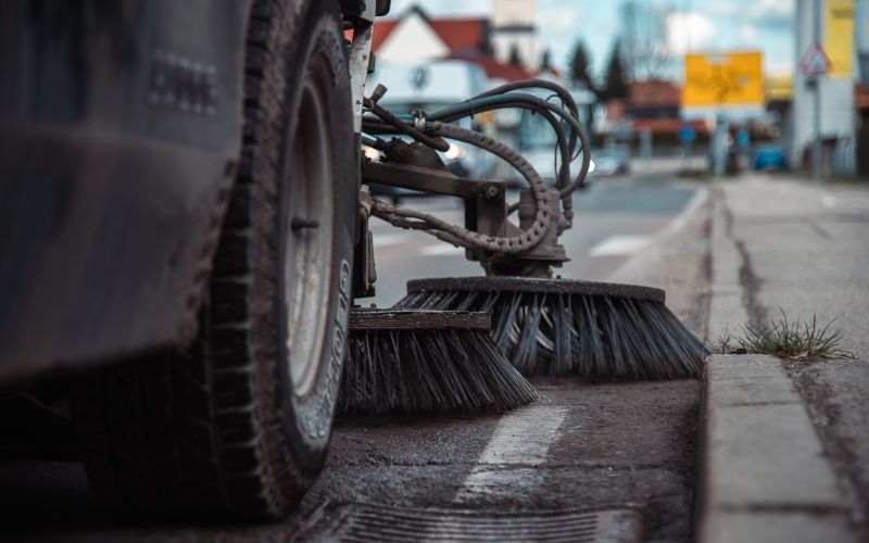 simbolična, pometač, komunala-murska-sobota, stroj-za-pometanje-cest, cestno-pometanje