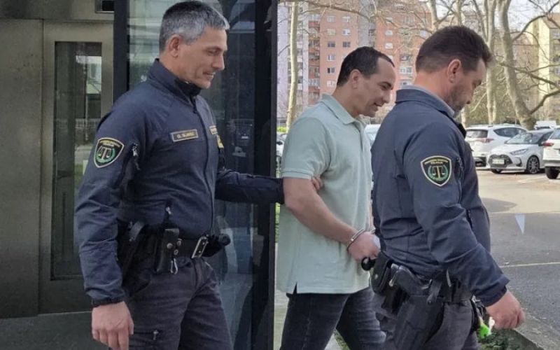 S spuščenimi hlačami silil najstnika, naj ga zadovolji