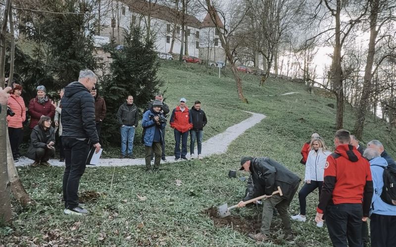 grad-sevnica, kstm-sevnica, drevo-prijateljstva