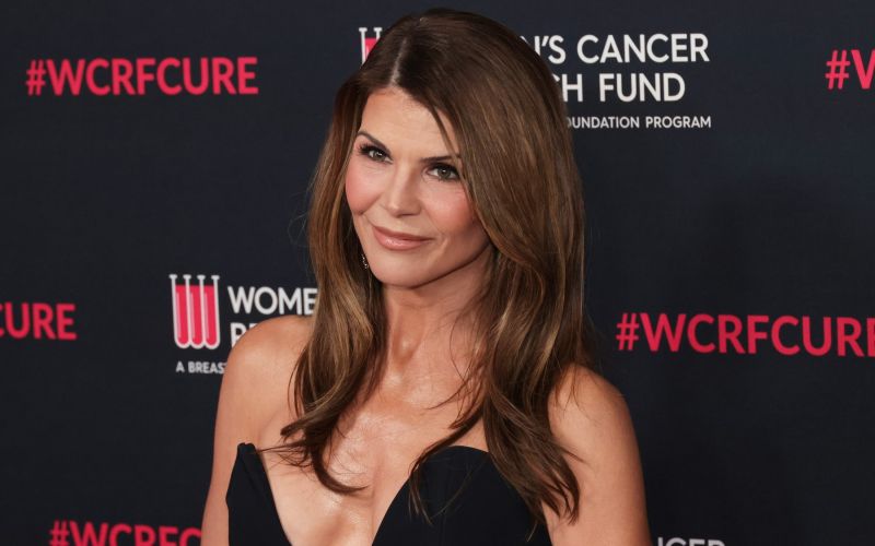 Lori Loughlin (2).jpg