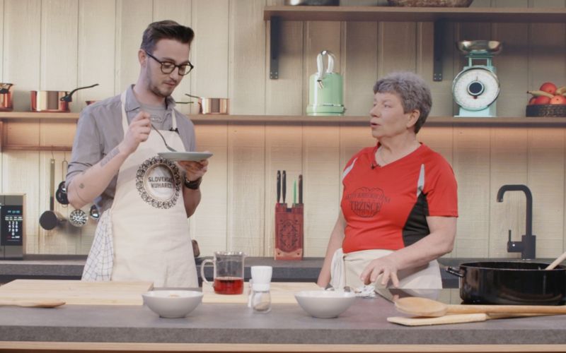 Pražen krompir s klobaso in cvičkom: domača jed z okusom Dolenjske