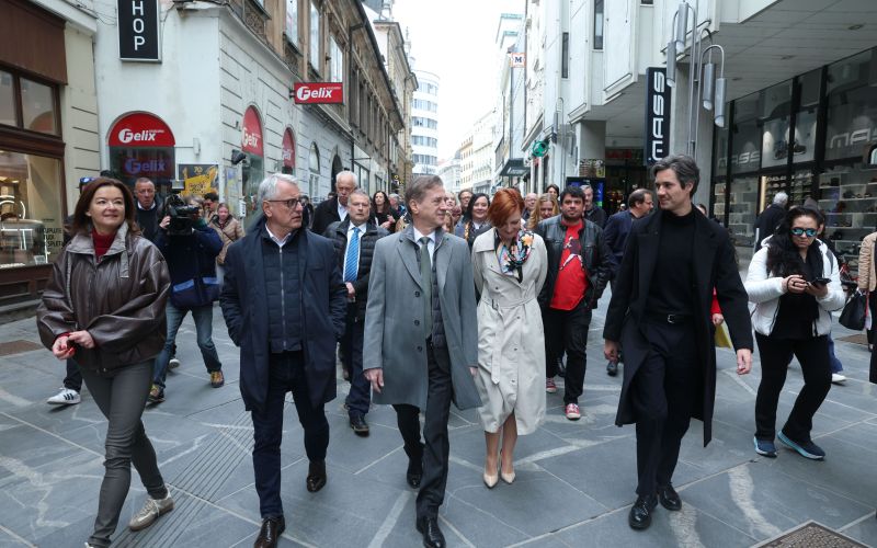 matjaž han, robert golob, asta vrečko, luka mesec, tanja fajon, sprehod koalicije.jpg