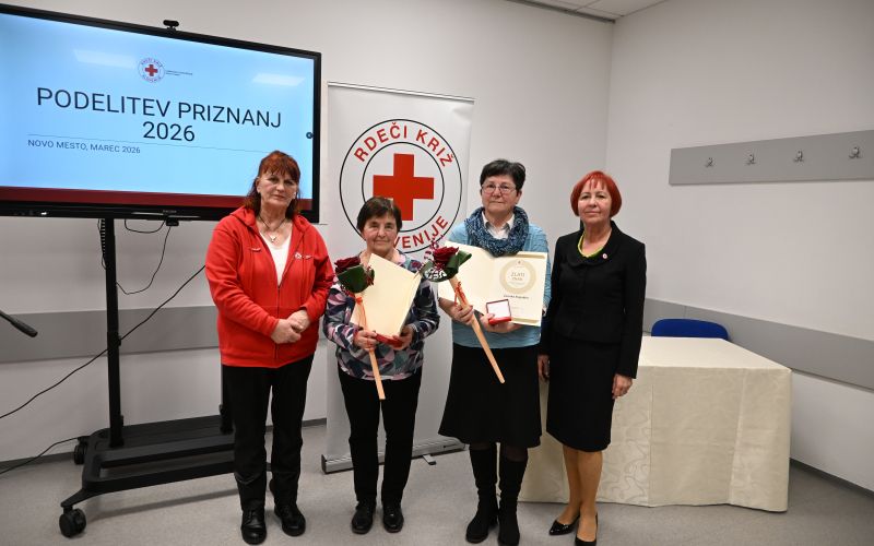 Prejemnice Zlatega znaka RKS Marija Pugelj in Zvonka Avguštin s podeljevalkama Romano Trpin in Danico Novak Malnar.JPG