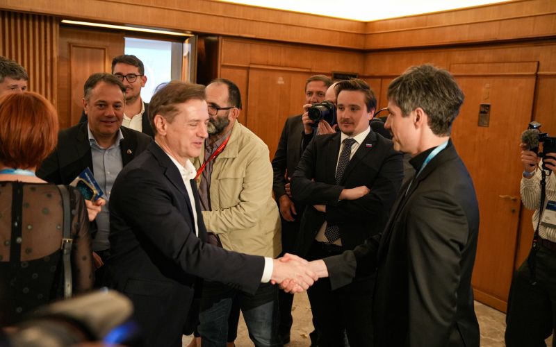 Robert Golob, Luka Mesec