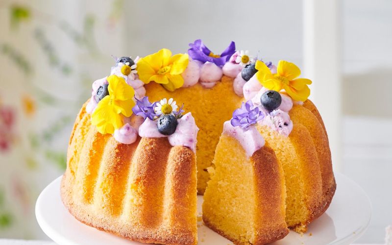 Limonin kolač z borovničevo kremo