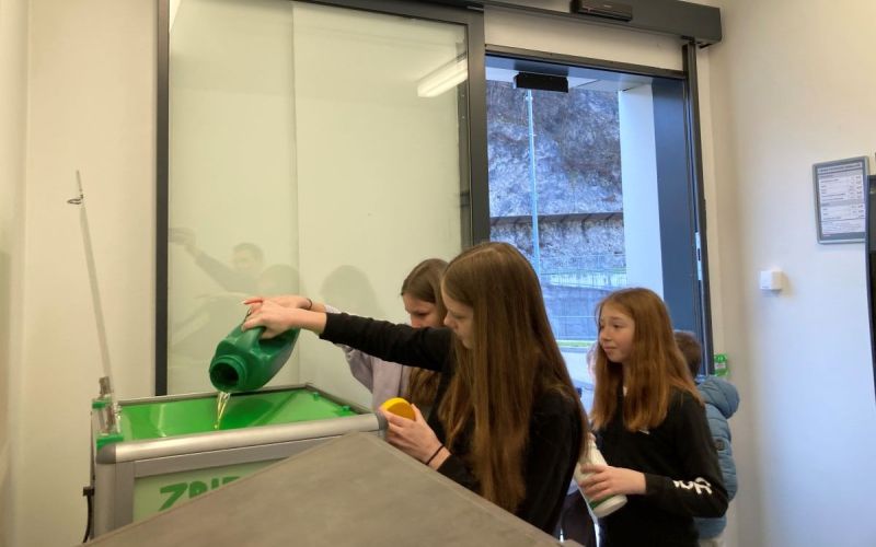 Učenci OŠ Toneta Okrogarja.jpg