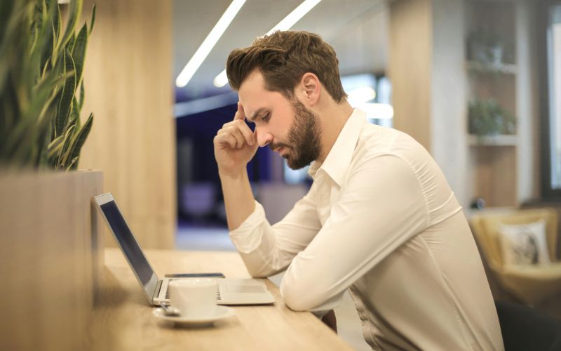 človek ob računalniku brez motivacije