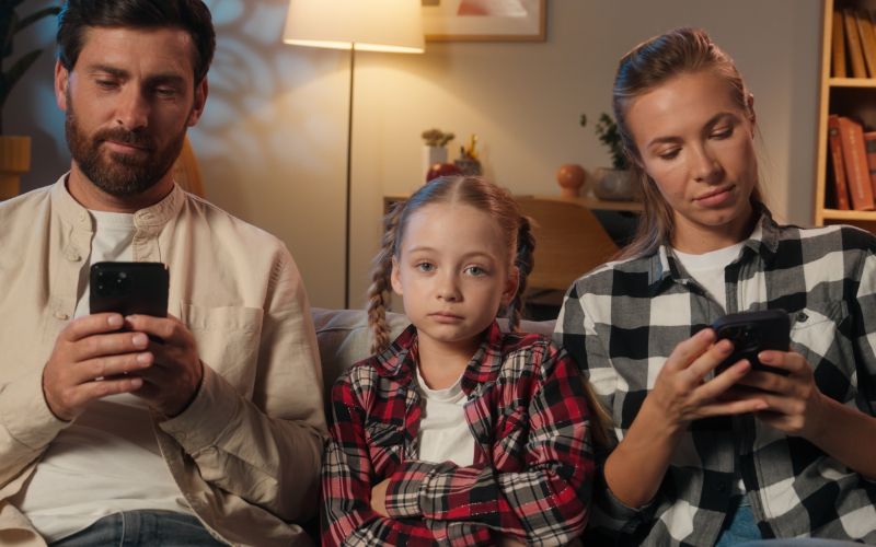 starši otroci telefon.jpg