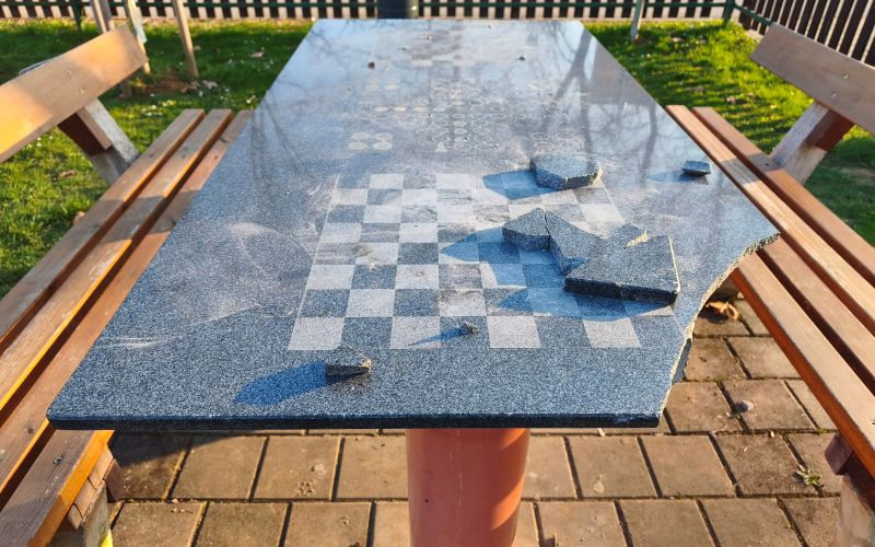 Uničena miza za šah.jpg