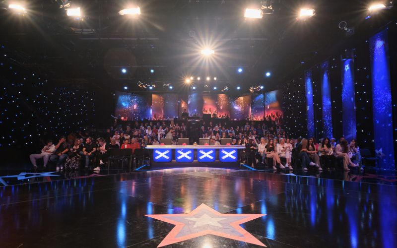 Publika v studiu s svojimi odzivi soustvarja energijo večera in daj