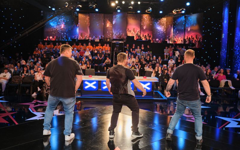 Studio oddaje Slovenija ima talent med snemanjem, kjer se prepletajo napetost, pričakovanje in odziv