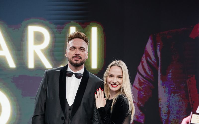 Voditelja večera Robert Roškar in Zala Perlič