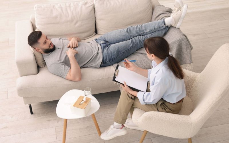 moški na psihoterapiji