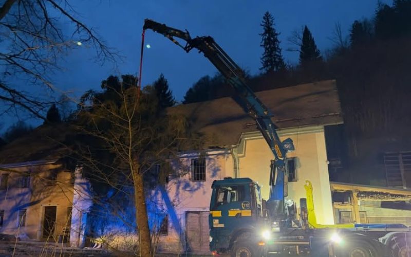 vetrolom drevo hiša