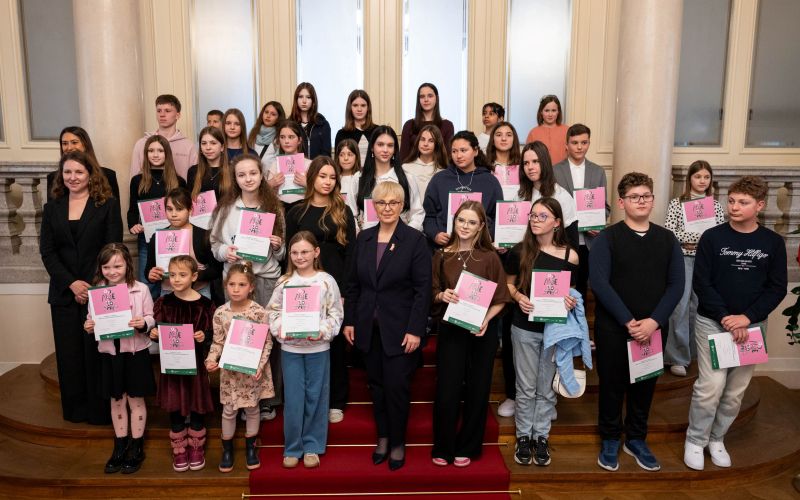 Podporniki projekta so skupaj s predsednico RS dr. Natašo Pirc Musar izbrali 30 otroških del.jpg