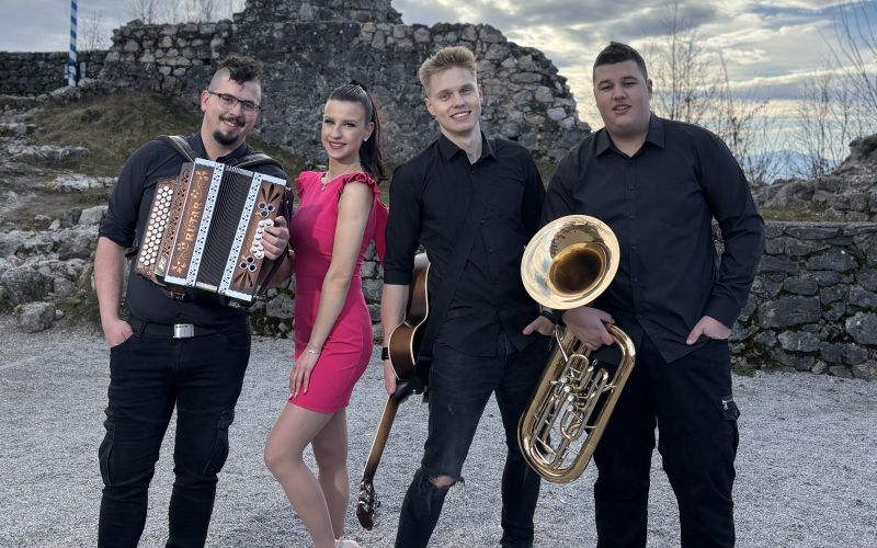 Snemanje ušlo izpod nadzora: Punca iz Ljubljane udarila člana ansambla