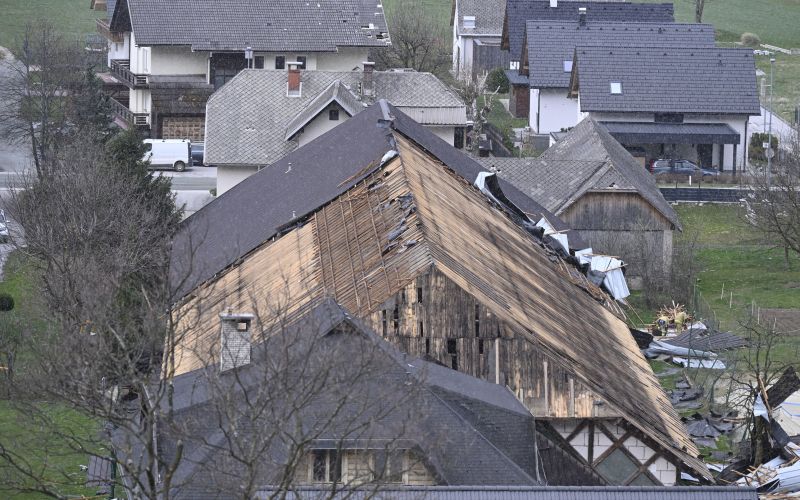 žirovnica, veter, odkrite strehe.JPG