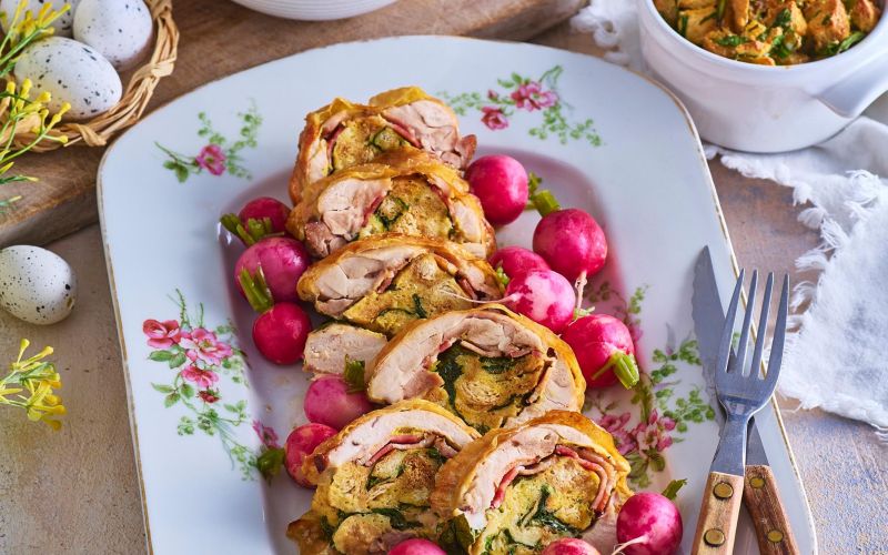 Piščančja rulada z zeliščnim nadevom in redkvicami
