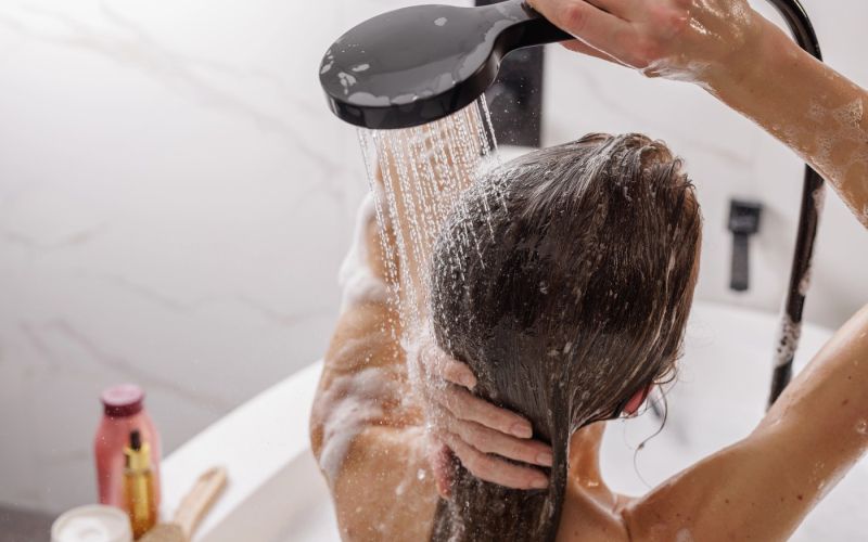 Umivanje las, nega, lasje, tusiranje