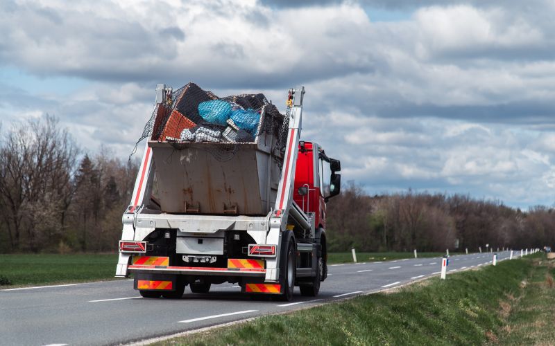 simbolična, smeti, smeti-ob-cesti, obcestni-jarek, odvržene-smeti, puconska-ravnica, saubermacher