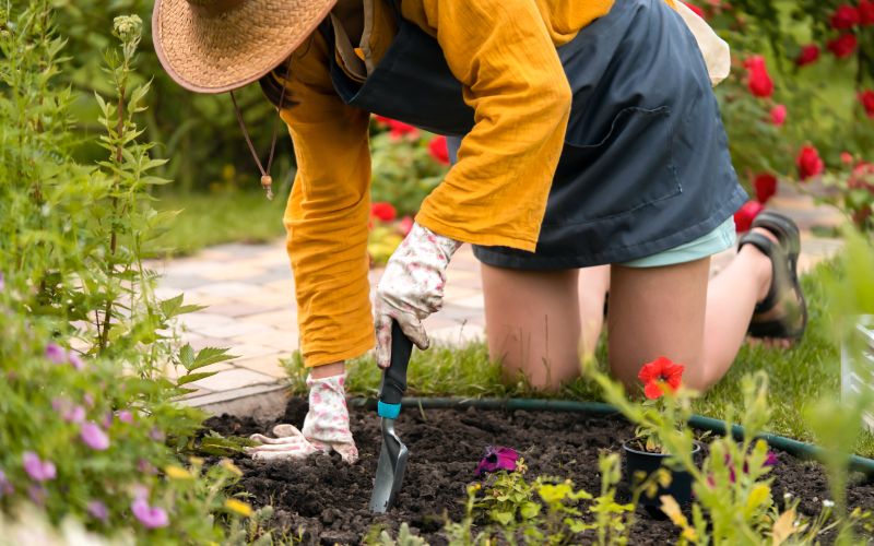 priprava tal na cvetlični gredi