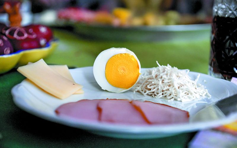 simbolična, velikonočni-zajtrk, hrana, jajca-vuzen-pirhi, šunka-hren