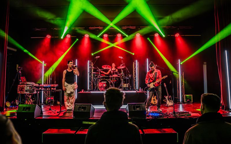 Oder v rdeče-zeleni svetlobi. Na odru Pero z Romachild ...  Izjemna energija in atmosfera, ki te pot