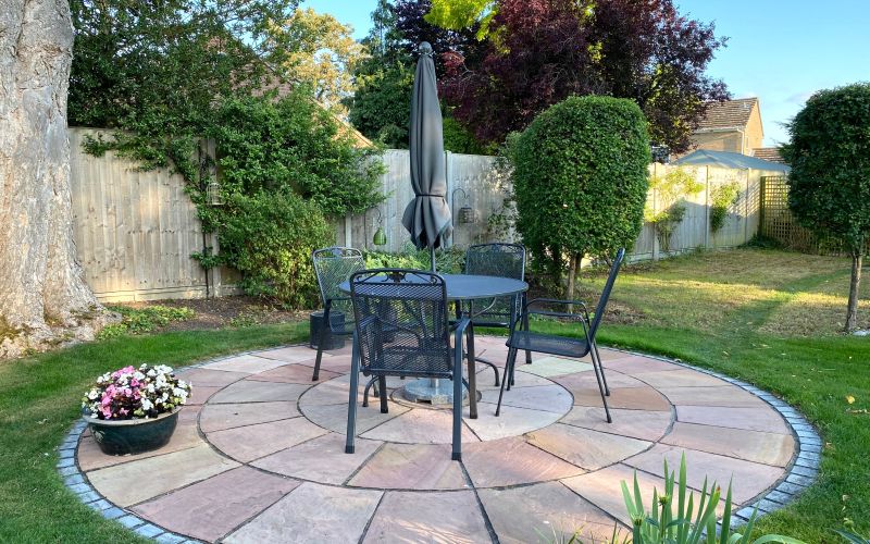 okrogla terasa v vrtu