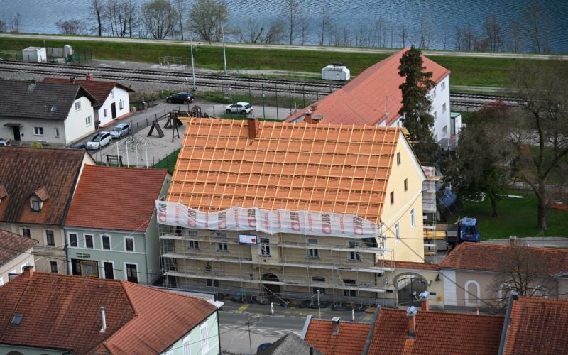 sevnica_obnova_strehe_trskega_dvorca.JPG