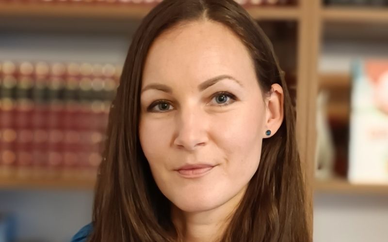 Tina Arnuš s svojimi zgodbami na subtilen in duhovit način odpira vprašanja, ki se dotikajo tako otr