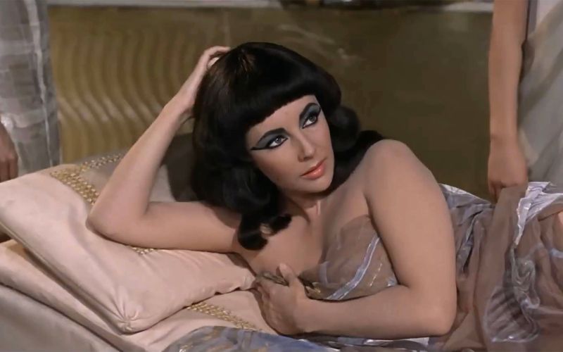 Med boleznijo, škandali in milijoni je Elizabeth Taylor ustvarila eno najbolj nepozabnih podob v fil