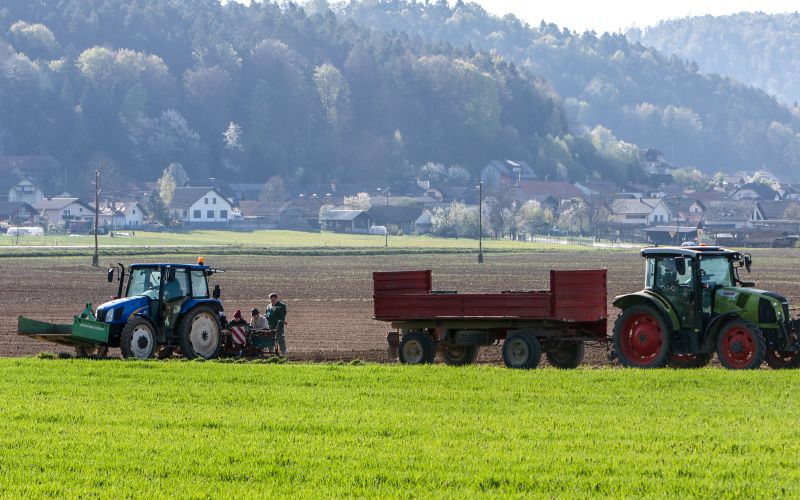 kmet traktor polje.jpg