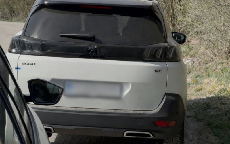 Bela Peugeot 3008 GT ob cesti.png