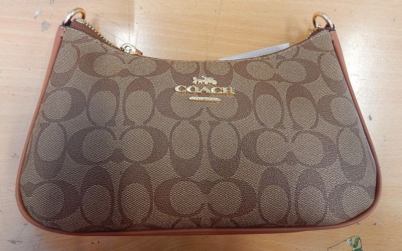 Ponarejen izdelek - ženska torbica znamke Coach.