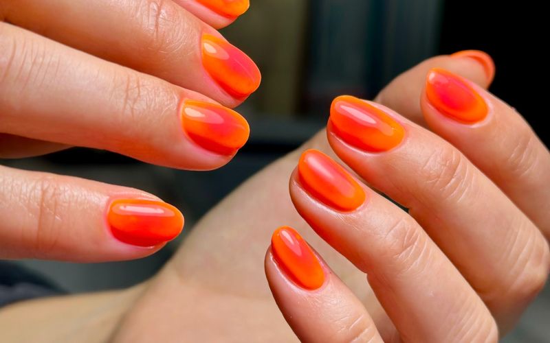 Oranžni nohti, manikura