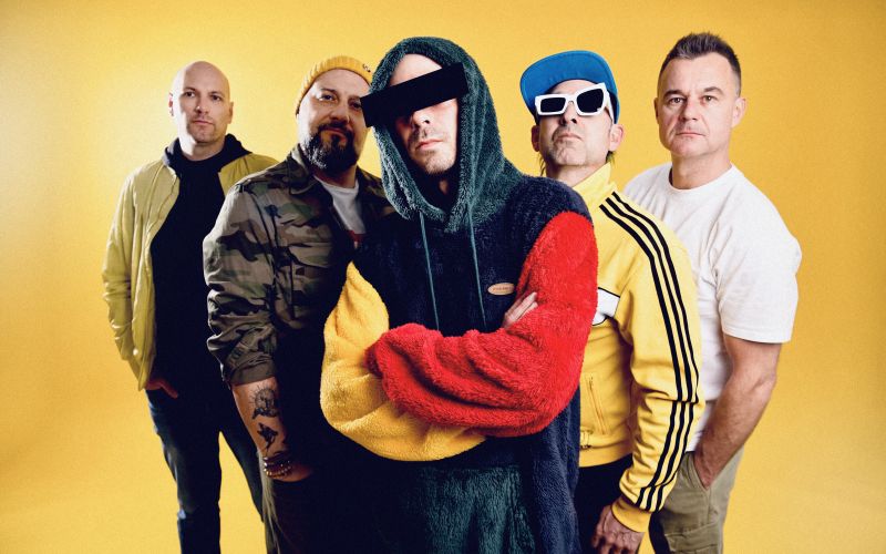 To ni pesem o vojni. To je pesem o distanci.