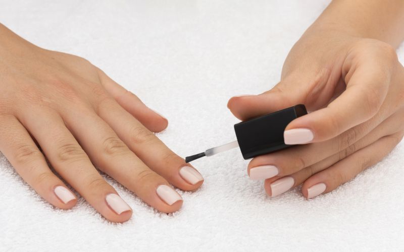 Lakiranje nohtov, manikura