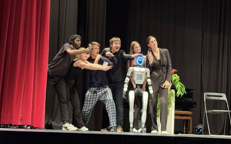 robot jože predstava.jpg