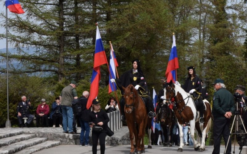 Prihod državnih zastav na prizorišče.JPG