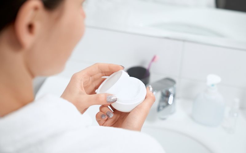 Ženska, nega kože, obraz, koža, serum, krema