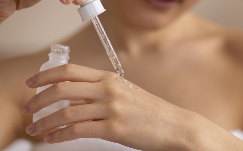 Ženska, nega kože, obraz, koža, serum, krema