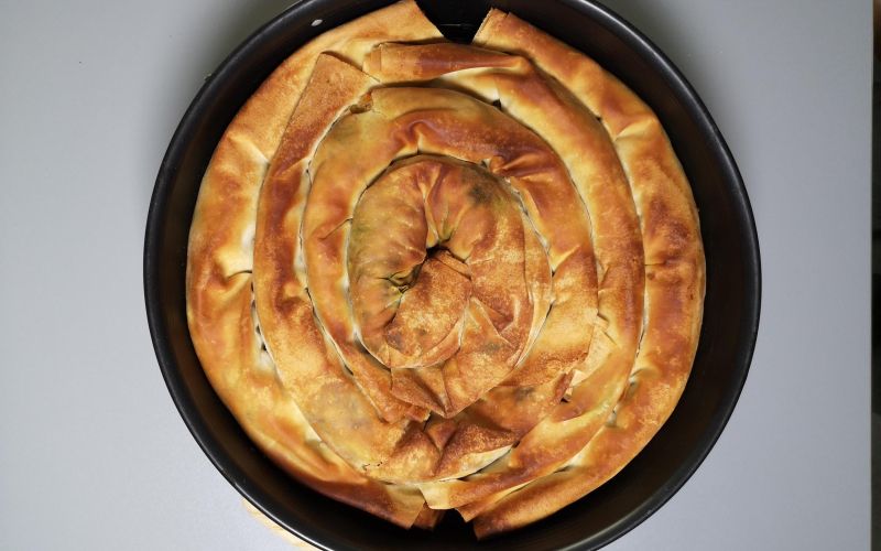 Burek iz divjih zelišč in leče