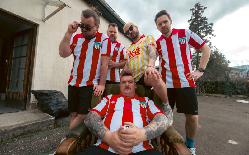 Alo!Stari z novo skladbo »Piki aja« brez olepševanja nastavljajo ogledalo družbi in glasno povedo, kar mnogi le mislijo.