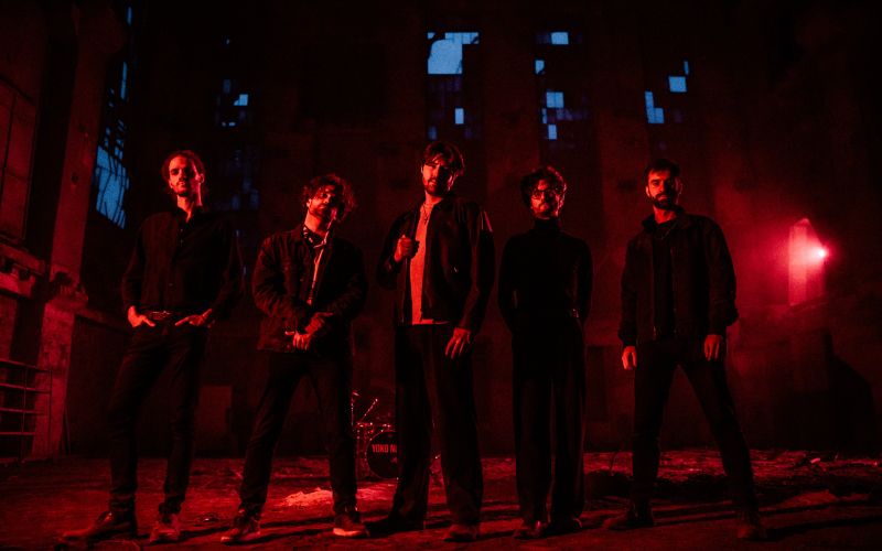 Ljubljanska zasedba z energijo brez filtrov briše mejo med dovoljenim in prepovedanim ter jasno kaže, da jih pravila ne zanimajo.