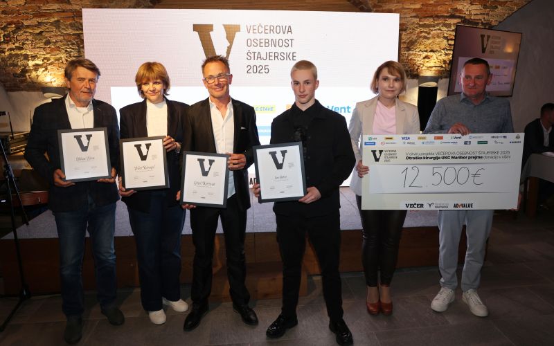 Ian Hotko (tretji na desni), Večerova osebnost Štajerske za leto 2025 po izboru bralk in bralcev, skupaj z ostalimi zmagovalci gala humanitarnega večera_Foto Sašo Bizjak Večer.jpg