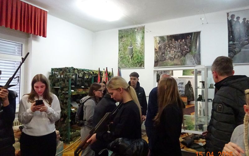 3_Ogled orožja, ki je bilo uporabljeno med vojno leta 1991.JPG